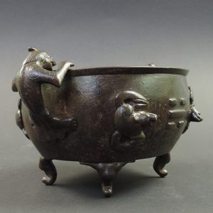 Ming bronze Bagua censer | side | Bovens Amsterdam