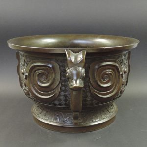 Qing bronze Gui bronze foodvessel | side | Bovens Amsterdam