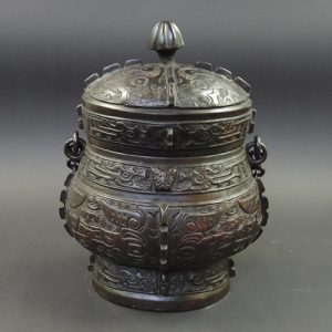 Ming bronze You wine vessel | reverse | Bovens Amsterdam